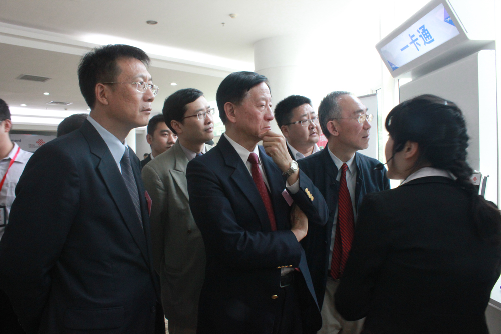 珠海市教育局副局长邬向明先生UIC九州体育app下载吴清辉UIC副九州体育app下载徐是雄从左至右了解联通技术