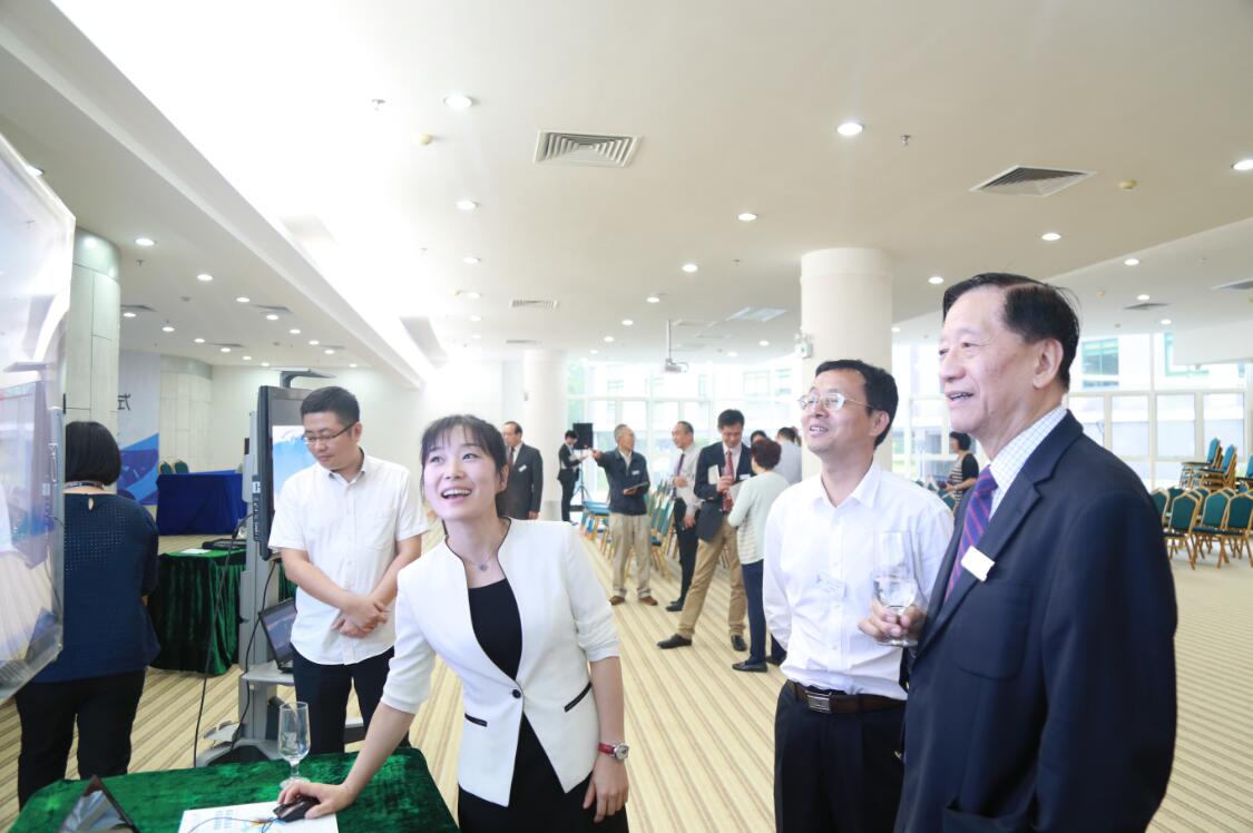 吴清辉九州体育app下载和饶小平总经理听取工作人员对联通大数据技术服务的介绍